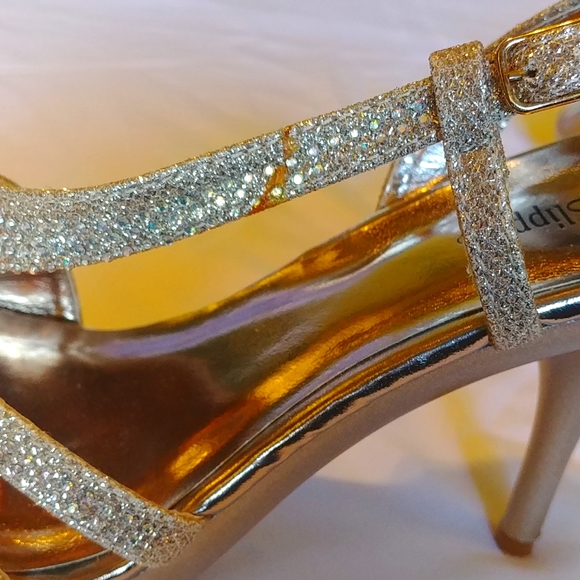 Beautiful Gold Heels. - Picture 5 of 8